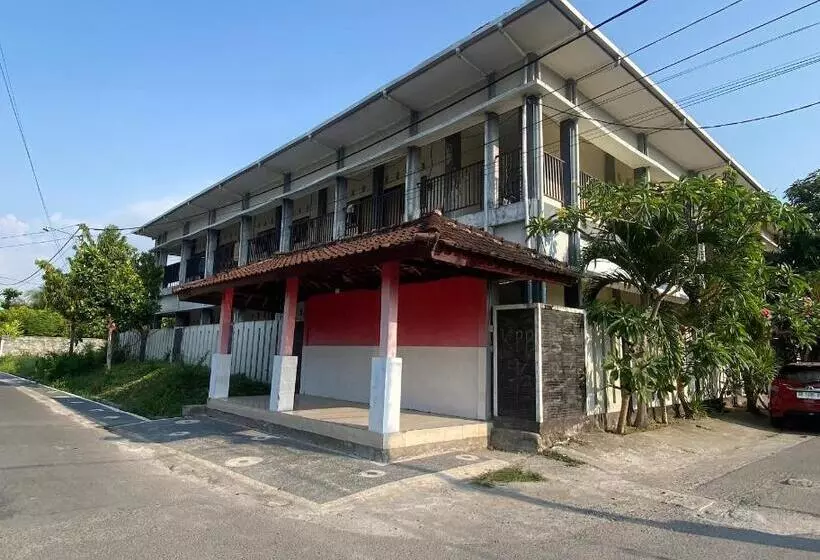 ホテル Oyo Life 93258 Kos Sahabat