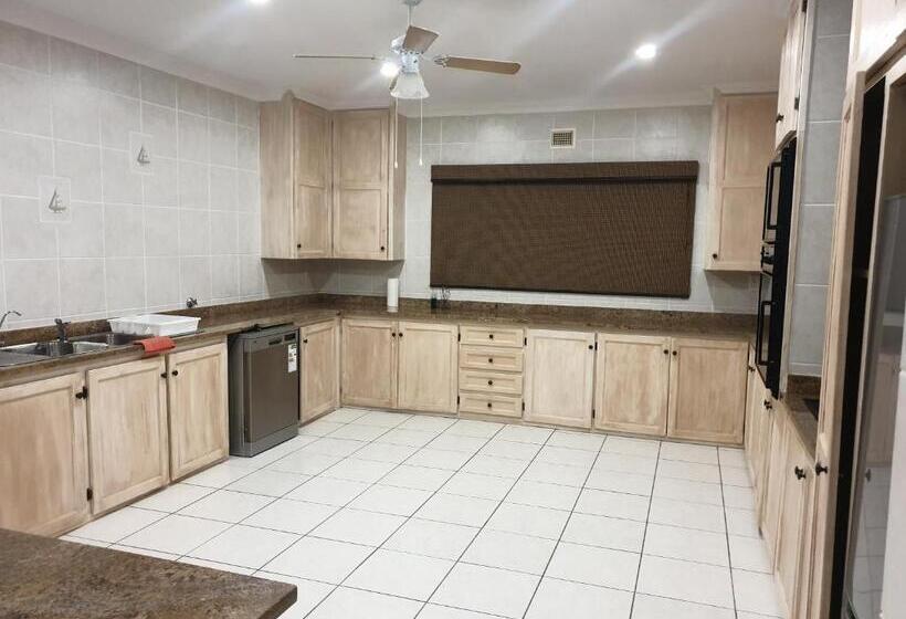 بنسيون Grace Avenue Townhouse