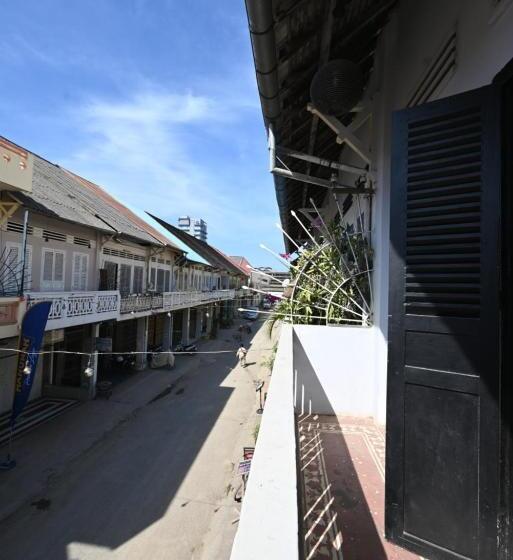 Bop`s Cocktail Bar And Hostel