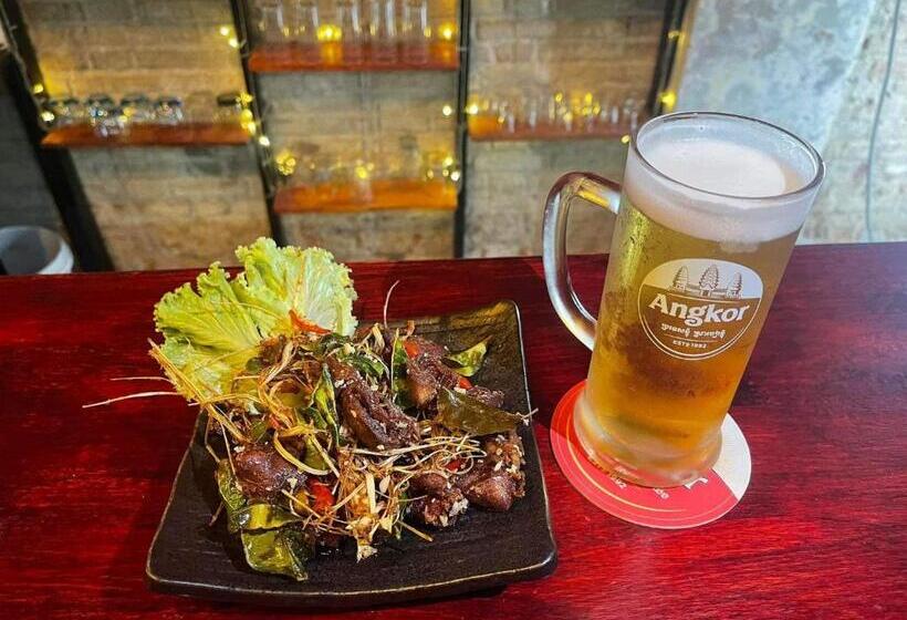 Bop`s Cocktail Bar And Hostel