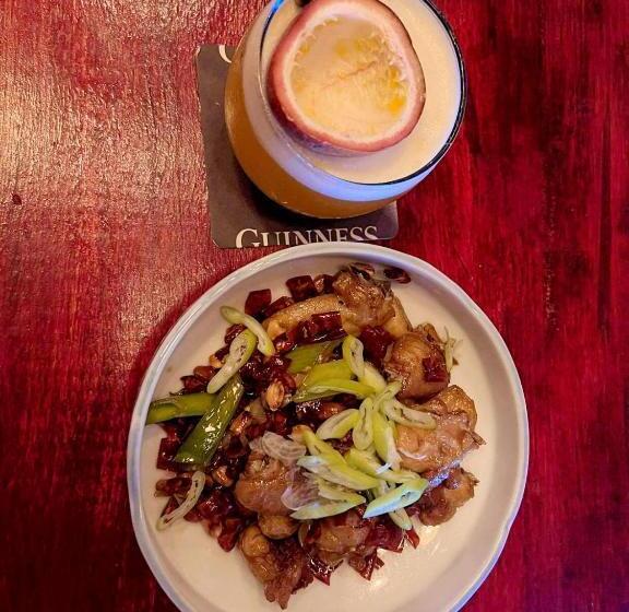 Bop`s Cocktail Bar And Hostel