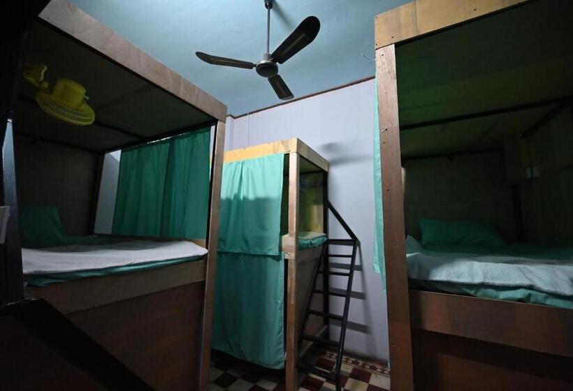 Bop`s Cocktail Bar And Hostel