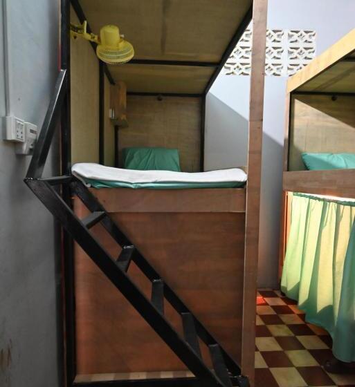 Bop`s Cocktail Bar And Hostel