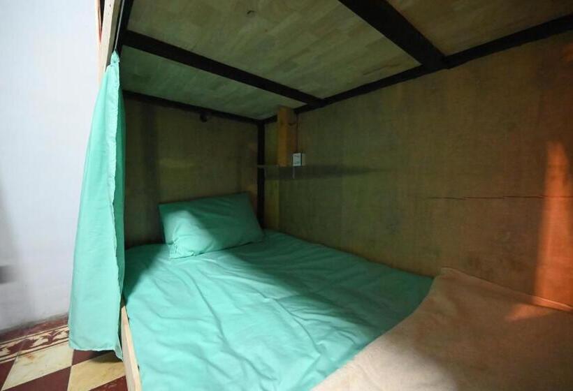 Bop`s Cocktail Bar And Hostel