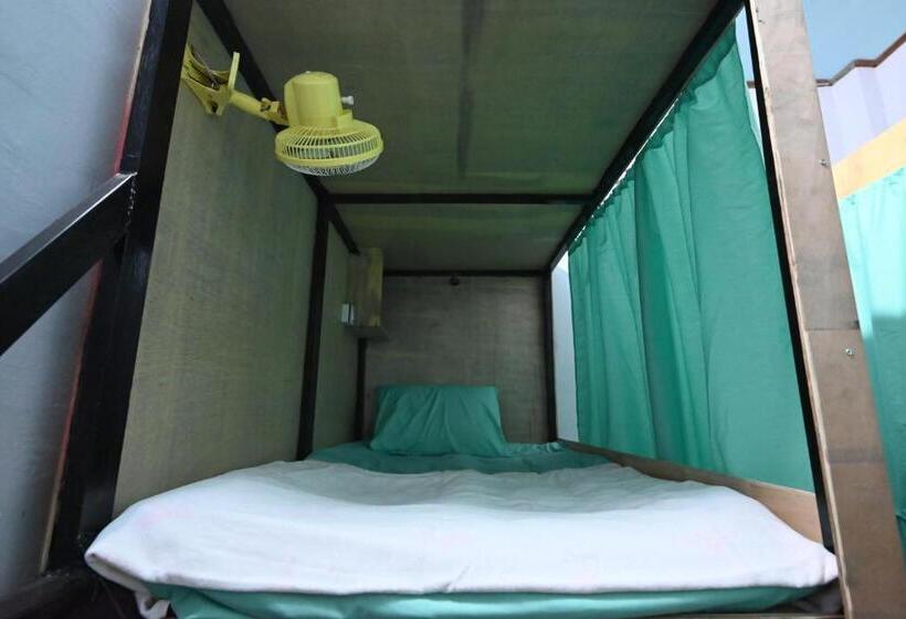 Bop`s Cocktail Bar And Hostel