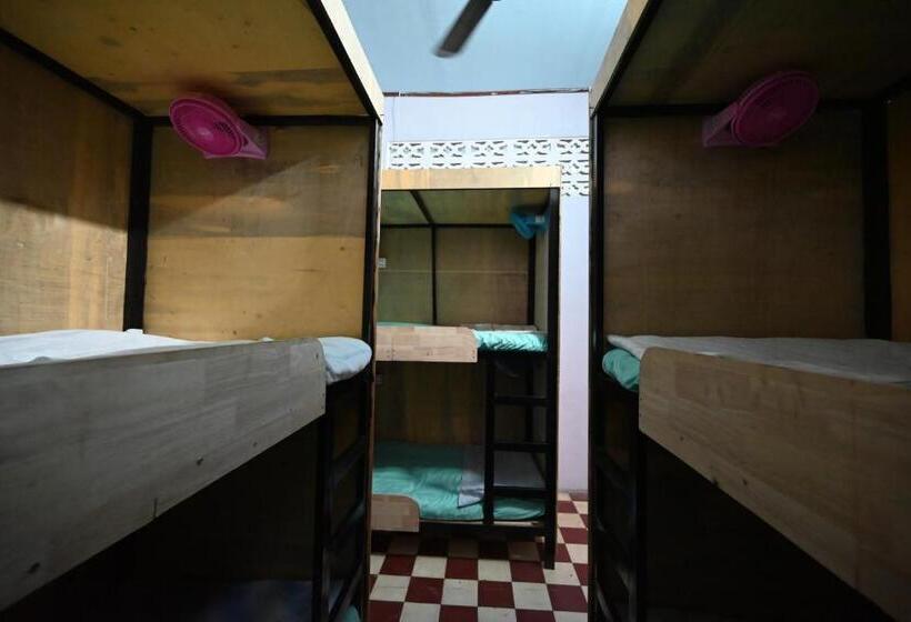 Bop`s Cocktail Bar And Hostel