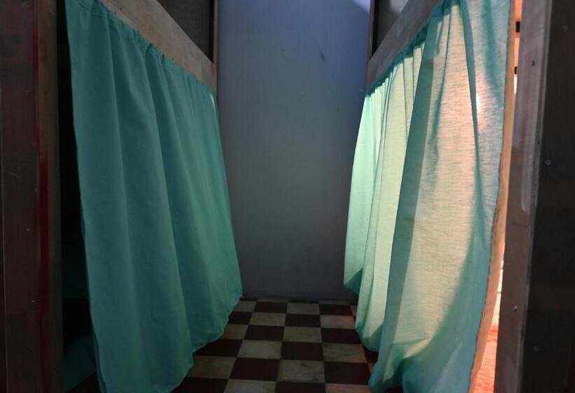 Bop`s Cocktail Bar And Hostel