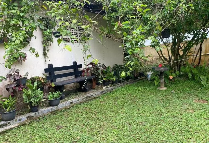 Aamiaismajoitus (B&B) Serene Garden Lodge