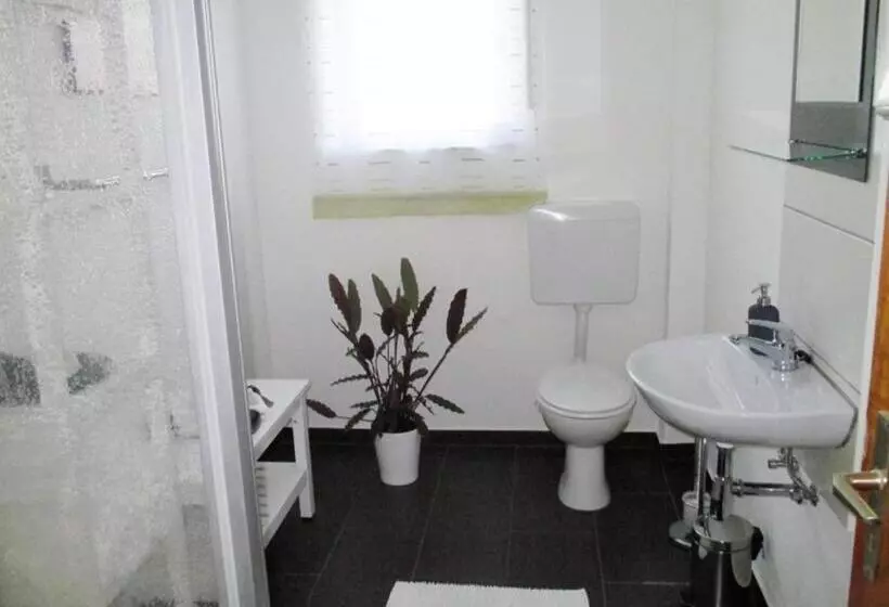 Retkeilymaja Lenche Gasthaus Neumayer