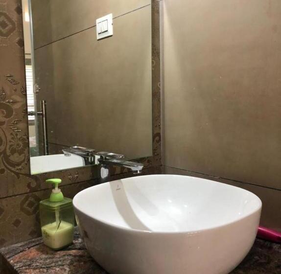 Отель Adis Home With Waterfalls