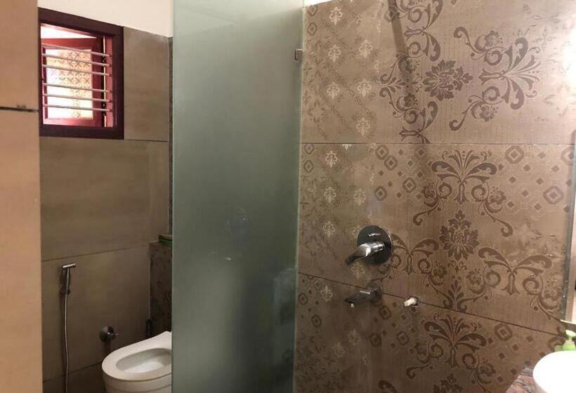 Отель Adis Home With Waterfalls