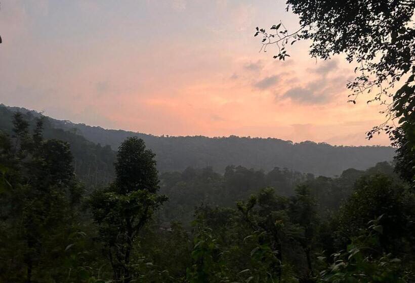 Отель Adis Home With Waterfalls