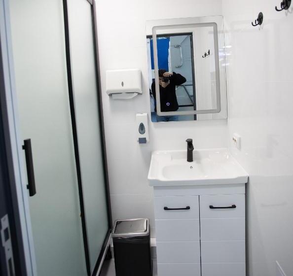 هتل کپسول Caps Lock