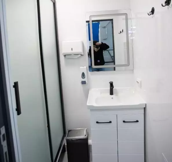 هتل کپسول Caps Lock