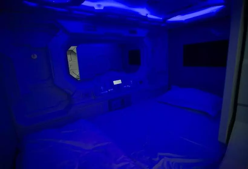 هتل کپسول Caps Lock