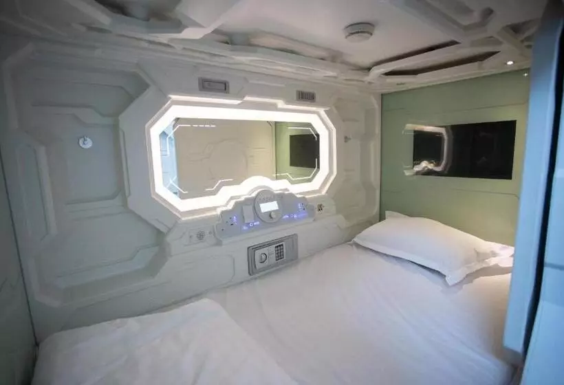 هتل کپسول Caps Lock