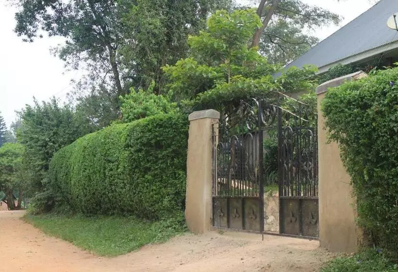 تختخواب و صبحانه Kibale Eco Home