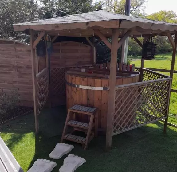 Aamiaismajoitus (B&B) Nedleys Glamping