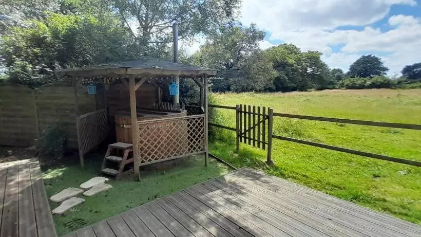 Aamiaismajoitus (B&B) Nedleys Glamping