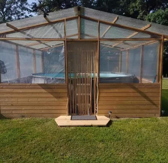 Aamiaismajoitus (B&B) Nedleys Glamping