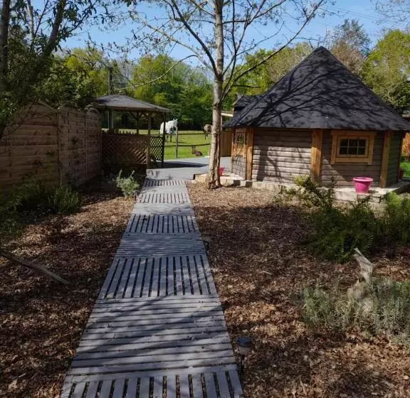 Aamiaismajoitus (B&B) Nedleys Glamping