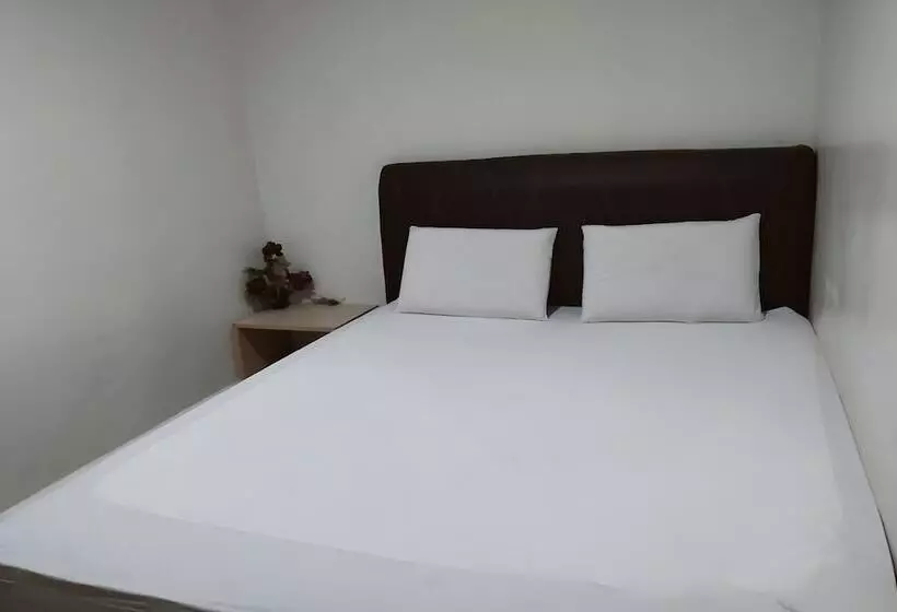 Hotelli Oyo 93536 Pondok Almirah