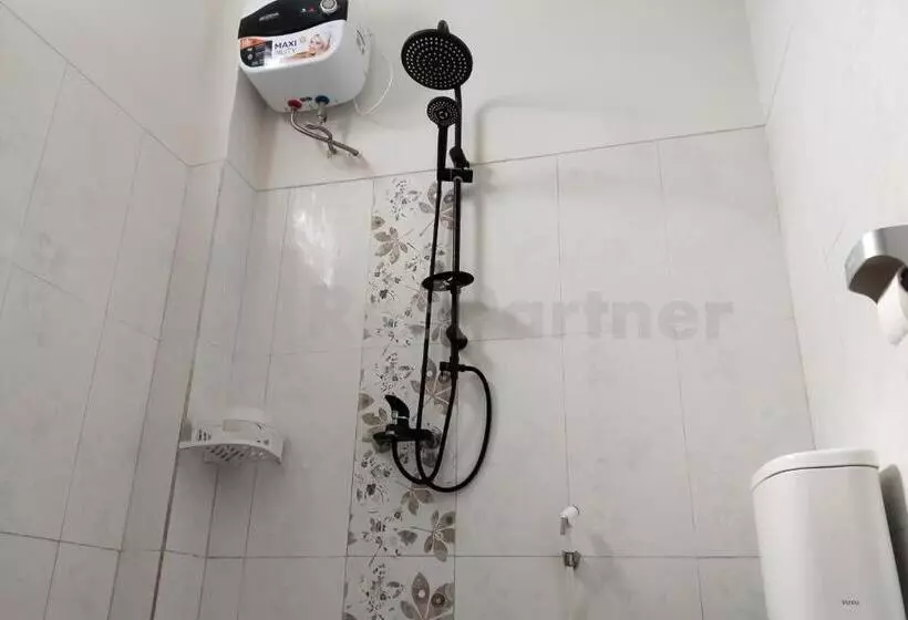 هتل Khayrizsan Premium Mitra Reddoorz