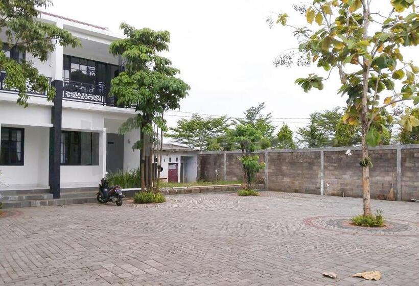 هتل Khayrizsan Premium Mitra Reddoorz