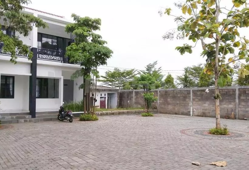 هتل Khayrizsan Premium Mitra Reddoorz