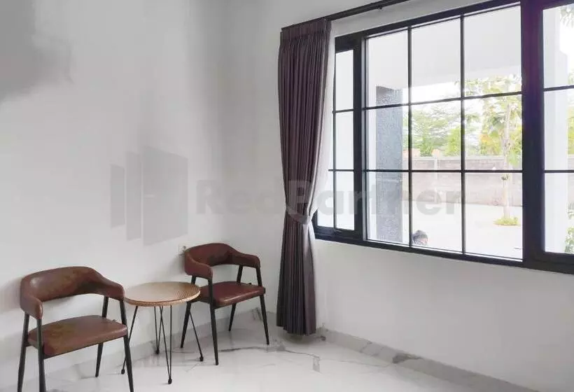 هتل Khayrizsan Premium Mitra Reddoorz