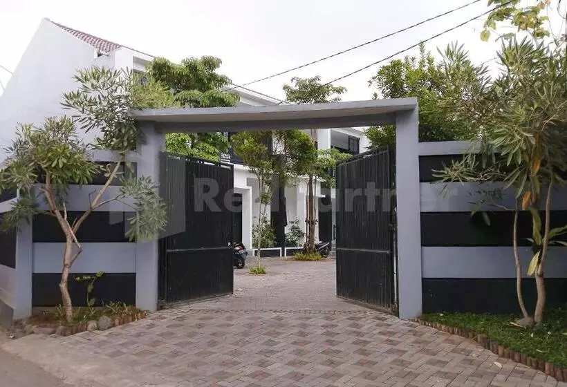 هتل Khayrizsan Premium Mitra Reddoorz