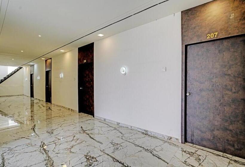 Hotel Oyo White Palace