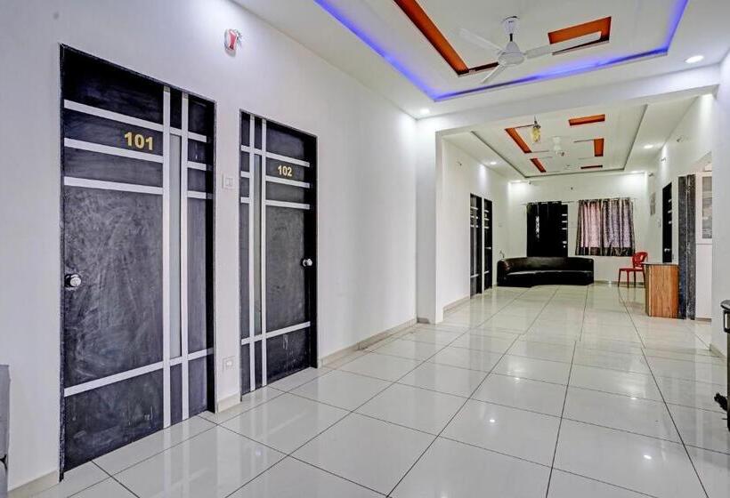 Hotel Oyo White Palace