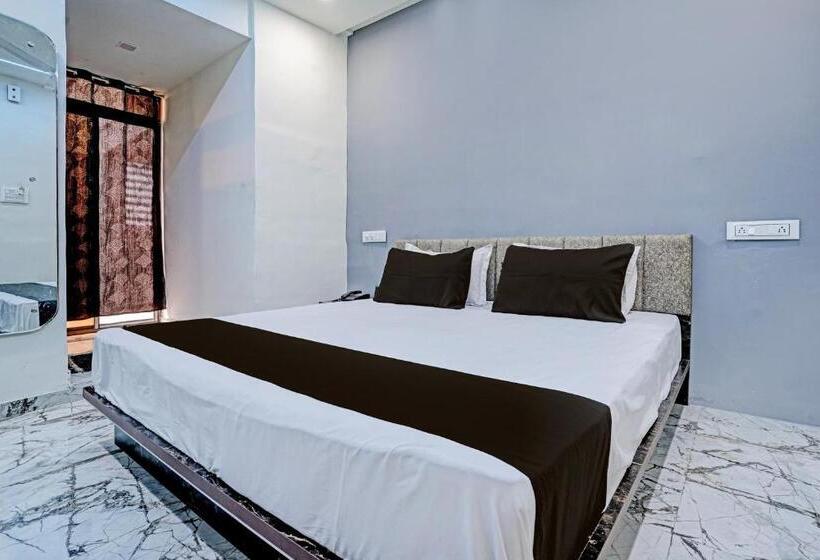 Hotel Oyo White Palace