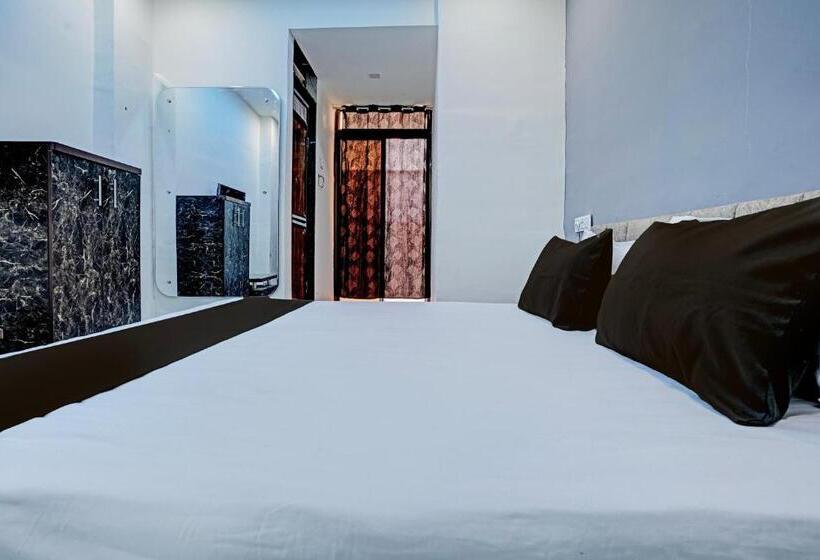 Hotel Oyo White Palace