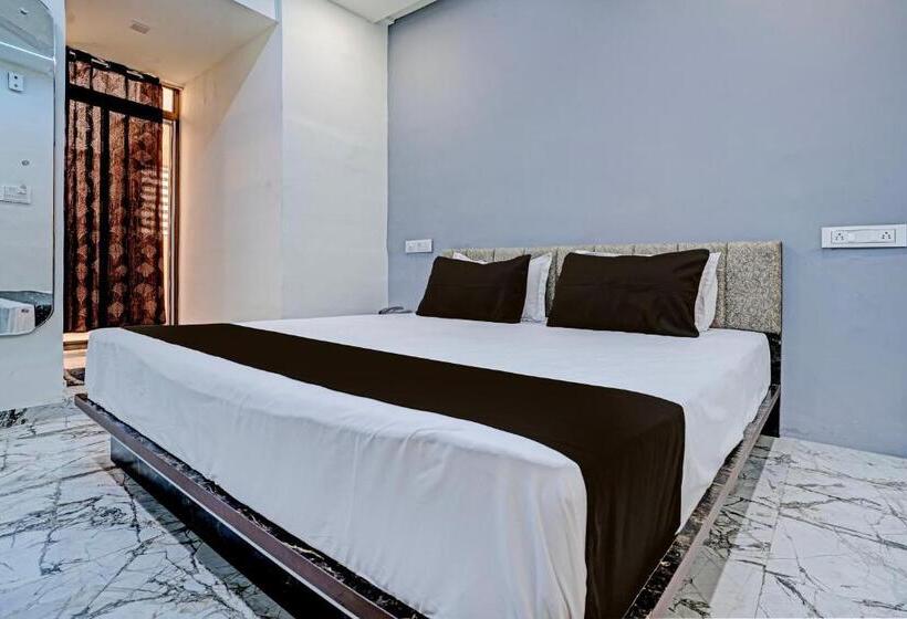 Hotel Oyo White Palace