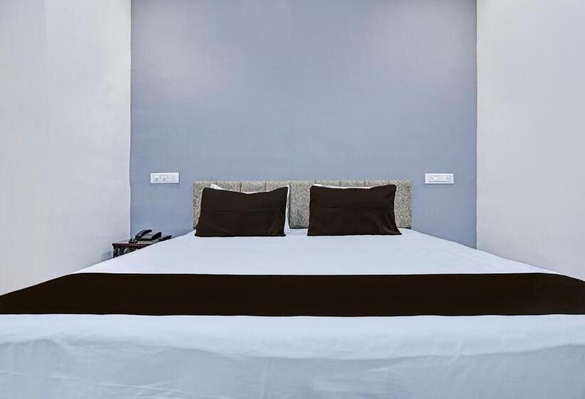 Hotel Oyo White Palace