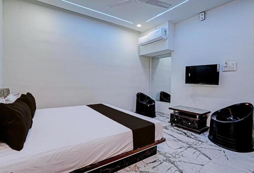 Hotel Oyo White Palace