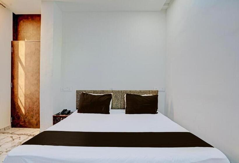 Hotel Oyo White Palace