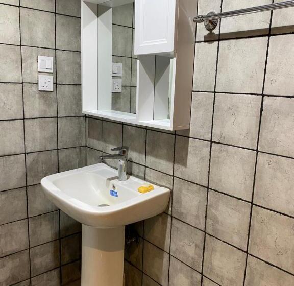 膳宿费 استديو غرفه بأثاث مريح