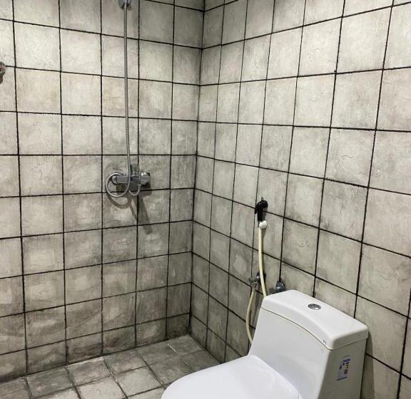 膳宿费 استديو غرفه بأثاث مريح