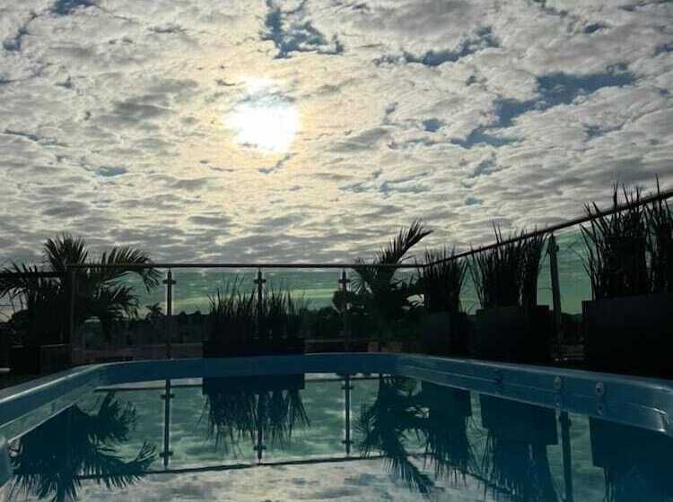 Отель Royal Madero Inn Express