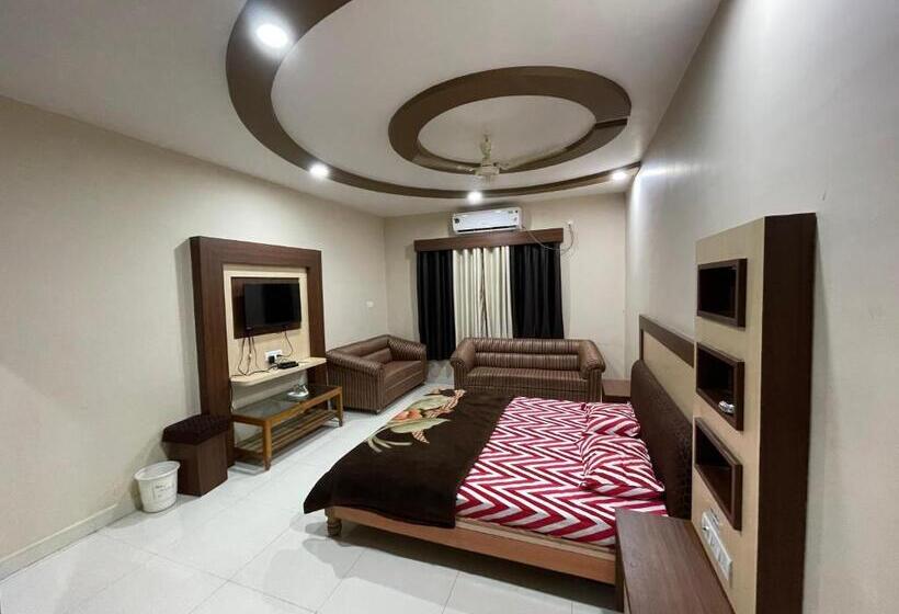 ホテル The Grand Narmada