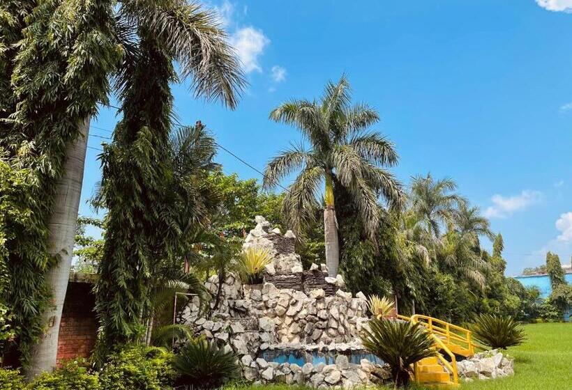 ホテル The Grand Narmada