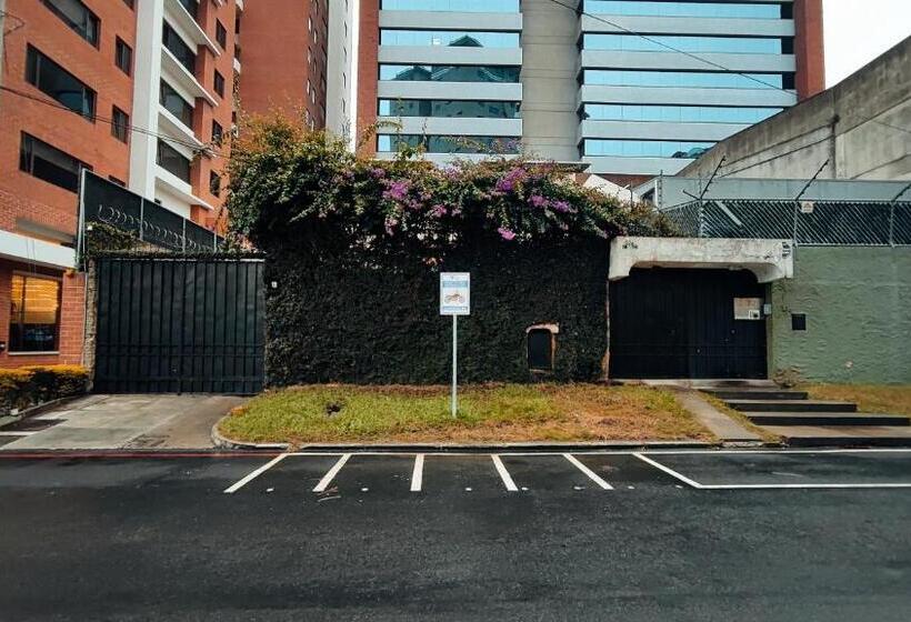 پانسیون Nomad House