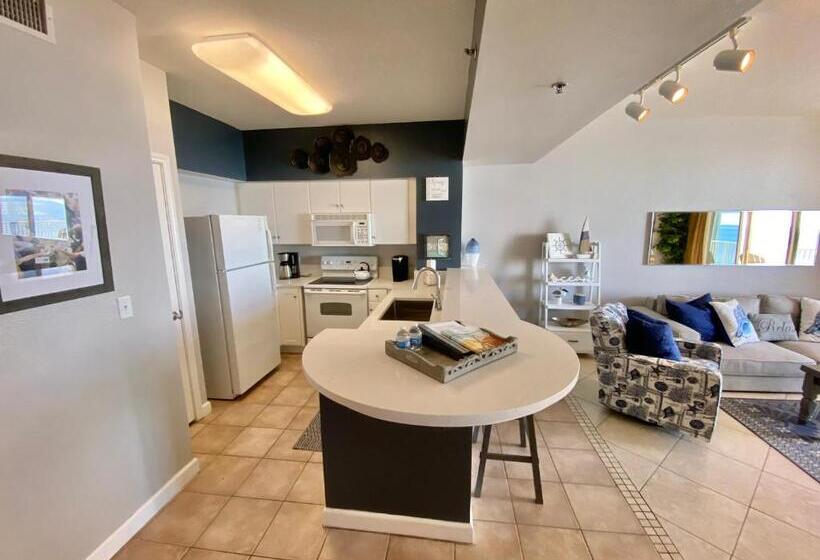 Amazing Views! Great Beachfront Panama City Condo