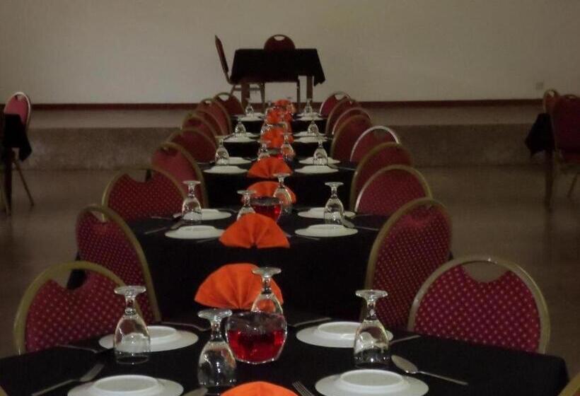 בית מלון כפרי Polonnaruwa Holiday Inn