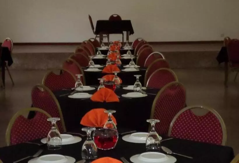 ホテル Polonnaruwa Holiday Inn