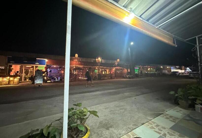 Lonely Beach Complex Titanic Hotel In Beach Shopping Street Markets ในศูนการค้าติดทะเล