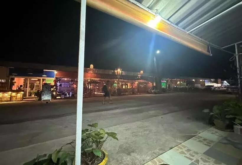 Lonely Beach Complex Titanic Hotel In Beach Shopping Street Markets ในศูนการค้าติดทะเล